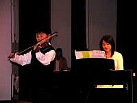 王筱君老師引導小朋友演出,展現學習成果。(圖/文:曹重偉)