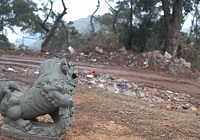 　冷眼看盡十餘年生死的南竿公墓牌樓，在上禮拜也「壽終正寢」，告別紅塵人世。鄉公所表示，未來將由入口意象標誌來代替牌樓，讓公墓公園化。（圖／文：張登傑）
