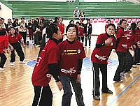 　婦女節趣味競賽很綜藝，其中一項「口口相傳」，隊員們要「很親密」才能進行，場面尷尬也讓大家歡笑不斷。（圖／文：曹重偉）
