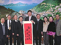 　考試委員吳茂雄一行來馬參訪，致贈縣長陳雪生「勤政愛民、政通人和」字畫。（圖：連江縣政府提供）