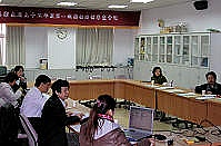 　防治結核病，衛生局特邀肺結核病防治委員蘇維鈞醫師來馬指導，與縣醫醫師共同從X光片來診斷結核病，減少誤診及遺漏。（圖／文：曹重偉）