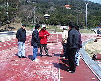 　教育局及政風室就塘岐運場地坪隆起現象會同相關單位現勘，期使早日解決問題。（圖／文：陳鵬雄）