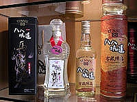 　酒廠推出新一批的八八坑道產品「窖藏陳高」及「馬到成功—陳年二鍋頭」，外觀色彩及瓶身造型都讓人耳目一新。（圖／文：曹重偉）