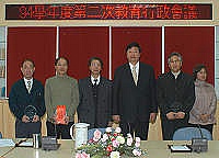 　縣長陳雪生昨日利用教育行政會議機會，頒發各級國中小校務總評鑑結果優異學校。（圖／文：張登傑）