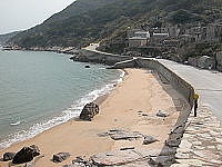 　北竿沙灘澳口因為投入多元就業方案人力後，明顯變乾淨許多。（圖／文：陳鵬雄）