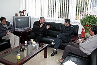 　環保局長陳秀華拜會南竿鄉長朱秀平，就資源回收政策推動狀況進行溝通。（圖／文：曹重偉）