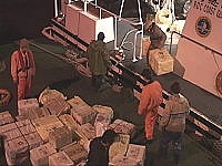 　行政院海巡署二十日晚間查獲大陸漁船涉嫌自馬祖海域走私大批化妝品、茶葉、汽車材料用品等至大陸。（圖／文：張登傑）