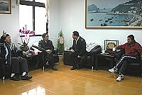 交通局長劉德全、連江航業公司董事長曹以雄拜會東引鄉長與民代,就東引對外的海上交通問題進行意見溝通。(圖/文:陳其敏)