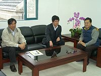 　連江縣政府新任建設局長柯木順、觀光局長曹爾元昨日連袂前往拜會馬祖風景區管理處拜會處長朱孟晃。（圖：連江縣政府提供）