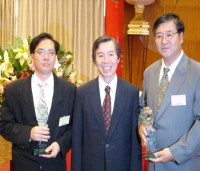 　「清淨家園、漂亮台灣」環境評鑑，東引鄉、莒光鄉分獲全國特優獎第一名及優等獎第一名，受獎人柯玉官、林星明與署長張國龍（中）合影留念。（圖：連江縣政府環保局提供）