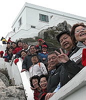 前苗栗縣長傅學鵬夫婦帶領女童軍會理監事到東引參訪,與連江縣長陳雪生等人在三級古蹟東湧燈塔前合影。(圖/文:陳其敏)