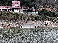   原本快全部浮現的勝利水庫乾旱指標，因近日降雨因素，附近村民指是在「載浮載沉」。（圖／文：曹重偉）