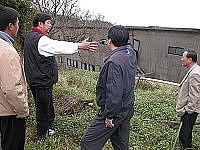 縣長陳雪生勘察東引蛋雞場舊址,了解是否合適作為酒廠的第二生產基地。(圖/文:陳其敏)