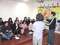 　小天使托兒所舉辦「親子座談會」，所長林淑珠親自帶親子們一起來律動一下。（圖／文：曹重偉）
