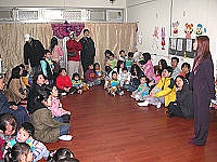 　小白兔托兒所成立「親子交誼中心」，吸引多位學童家長前往參觀，並聽取所長王湘婷的功能說明。（圖／文：曹重偉）