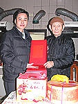 　榮民伯伯李明燦（右）昨天歡度八十三歲大壽，南竿鄉長朱秀平前往表達關懷祝賀之意。（圖／文：曹重偉）