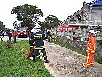 　為加強清明宣導及強化消防技能，南竿消防分隊會同義消大隊前往民眾公墓實地演練。（圖／文：曹重偉）