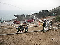　莒光消防分隊實施墓區山林火災搶救演練。（圖／文：陳樂團）