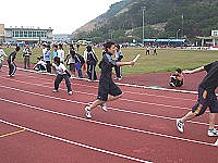 　介壽校慶運動會圓滿落幕，校長陳書安表揚各獲獎班級及聯隊；昨天壓軸賽程是大隊接力，各班精銳盡出、競爭激烈。（圖／文：曹重偉）