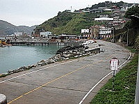 東引忠誠門前道路從三月三十一日起封閉施工,施工單位籲請人車配合。(圖/文:陳其敏)