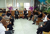 　為表達對醫療新大樓的重視，縣長陳雪生特別會見來馬現勘的審查小組，以了解現在的推動進度。（圖／文：曹重偉）