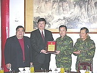 　馬祖防衛指揮部政戰主任余清煌榮退，縣長陳雪生特別頒贈榮譽縣民證，感謝他對馬祖的貢獻及付出。（圖／文：曹重偉）