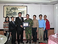 　北竿一九三旅長季連成將軍榮調，縣長陳雪生代表鄉親表示感謝並致贈榮譽縣民證。(圖／文：陳鵬雄)