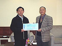 　台電馬祖區處副理任華雲代表台電致贈連江縣政府發電協助金一百萬元，縣長陳雪生公出，由參議陳傳立代表接受。（圖／文：曹重偉）