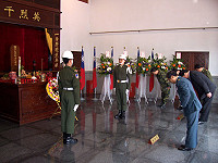 　春祭大典由指揮官陸小榮主祭，縣長陳雪生陪祭，向國軍先烈英靈致敬。（圖／文：曹重偉）