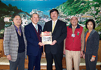 　前縣長賴宗煙（左二）率團來訪，縣長陳雪生特別致贈「典藏馬祖」二十年老照片系列書籍，讓「老縣長」好好回味。（圖／文：曹重偉）