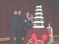 　介壽三十週年校慶，縣長陳雪生、立委曹爾忠、前縣長賴宗煙等人共同切下生日蛋糕。（圖／文：曹重偉）