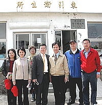 中央健康保險局副總經理李丞華、台北分局經理蔡淑鈴等人在連江縣衛生局長劉增應陪同下,到東引了解醫療給付效益提昇計畫實施情形。(圖/文:陳其敏)