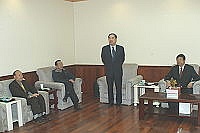 　救國團總團部主任林炯垚昨日來馬訪問，前往縣府拜會縣長陳雪生，雙方針對推動青年活動以及閒置營區的利用等議題進行廣泛討論。（圖／文：張登傑）