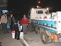 　北竿鄉長周瑞國向民眾宣導垃圾強制分類政策。(圖／文：陳鵬雄)