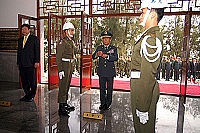 　馬祖防衛指揮部指揮官陸中將日前主持春季國軍陣亡將士祭典，除表彰忠烈、撫慰英靈，也期許防區軍民能緬懷先烈德澤，學習先聖先賢為國家犧牲奮鬥的大無畏精神。（圖／文：吳語軒）