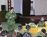 馬防部政戰副主任黃上校日前於義務役屆退官兵互動式座談茶會中,期勉所有弟兄能好好檢視自己在外島服役有哪些收穫,把握剩餘的光陰自我再充實提升,人人皆能滿載而歸。(圖/文:紀宏曄)