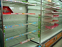　南竿機場關場，7-11真飽、國民便當、御飯糰、微波簡餐等人氣商品無法補充，出現沒貨可賣的情境。（圖／文：曹重偉）