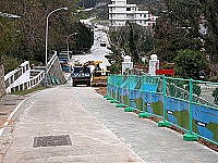  馬祖村科蹄澳至光武街路段正進行汙水下水道系統工程，路肩要開挖埋管，軍民駕駛務必減速慢行。（圖／文：曹重偉）