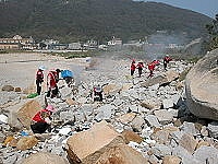 　社區環保日活動到&#22338;里沙灘進行淨灘。（圖／文：陳鵬雄）