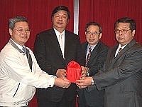 　縣府人事室新任主任曹爾莆（右一）交接典禮，縣長陳雪生主持，人事行政局企劃處處長王旭統（右二）監交，代理主任林世華專員暫時卸下代理職務。（圖／文：宋志富）