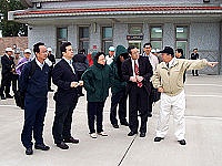 　交通部長郭瑤琪及立院交通委員會一行分別在南竿機場及福澳碼頭聽取民航局長張國政及港務處的現場改善簡報。（圖／文：曹重偉）
