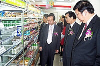 　近日天候多變讓班機不正常，也讓7-11日配商品無法順利補充，統一超商副總吳國軒與縣長陳雪生都看見馬祖軍民的消費實力。（圖／文：曹重偉）