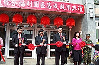 　內政部長李逸洋來馬為綜合福利園區啟用典禮剪綵，並與縣長陳雪生、議長陳振清、馬防部指揮官陸小榮、立委曹爾忠及來賓們舉杯，一起慶祝歷史性的一刻。（圖／文：曹重偉）