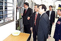 　內政部長李逸洋視察大陸人民馬祖處理中心，並與保警們合影留念。（圖／文：曹重偉）