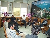 　東引鄉長、民代、村長再度拜會縣府及議會，商討臺馬輪雙向夜航之事，傳達鄉親心聲。（圖／文：宋志富）