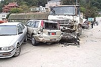 　清水村廣場前交叉路口發生重大車禍，疑砂石車煞車失靈釀禍；少見的大車禍也吸引許多民眾駐足圍觀。（圖／文：曹重偉）