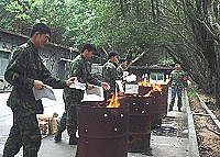 　一九四旅日前實施保防火銷作業，在保防官朱少校全程督視下將單位過期機密文件銷毀，確維部隊整體安全。（圖／文：洪振原）