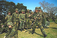 　防區指揮官視察手榴彈投擲測驗（圖與文：吳語軒）