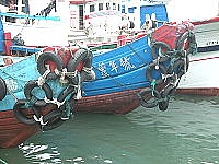 　廢輪胎在馬祖最常被用在船隻上當做碰墊使用，經濟又實惠。（圖／文：陳鵬雄）