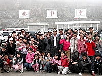 　東引195旅長張芳華榮退，地方許多鄉親學生到碼頭送行。（圖／文：陳其敏）
